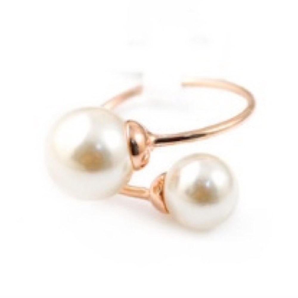 🎉 Rose Gold Colored Ring w/ Simulated Pearls Sz 8 - Picture 2 of 6